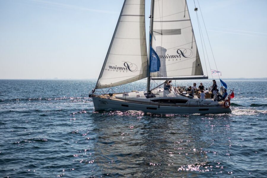 Gdańsk: Motlawa and Port yacht cruise with Welcome Drink - Prosecco in summer, mulled wine in winter: how the drink service fits the ride