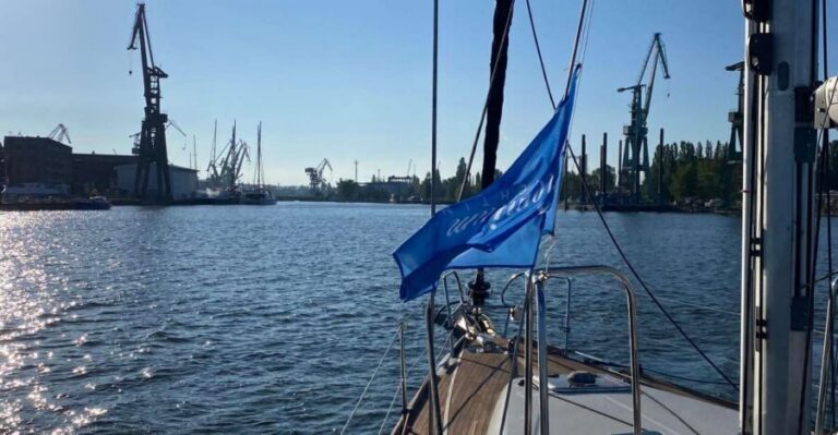 Gdańsk: Motlawa and Port yacht cruise with Welcome Drink - Meeting at Oria Magic House: how to get on board without stress