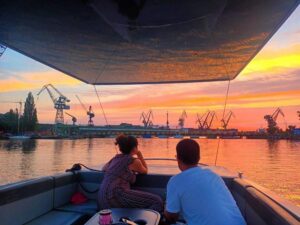 Gdańsk: Motława River Eco Cruise at Sunset with Prosecco - Getting on the boat: where to meet and what to look for